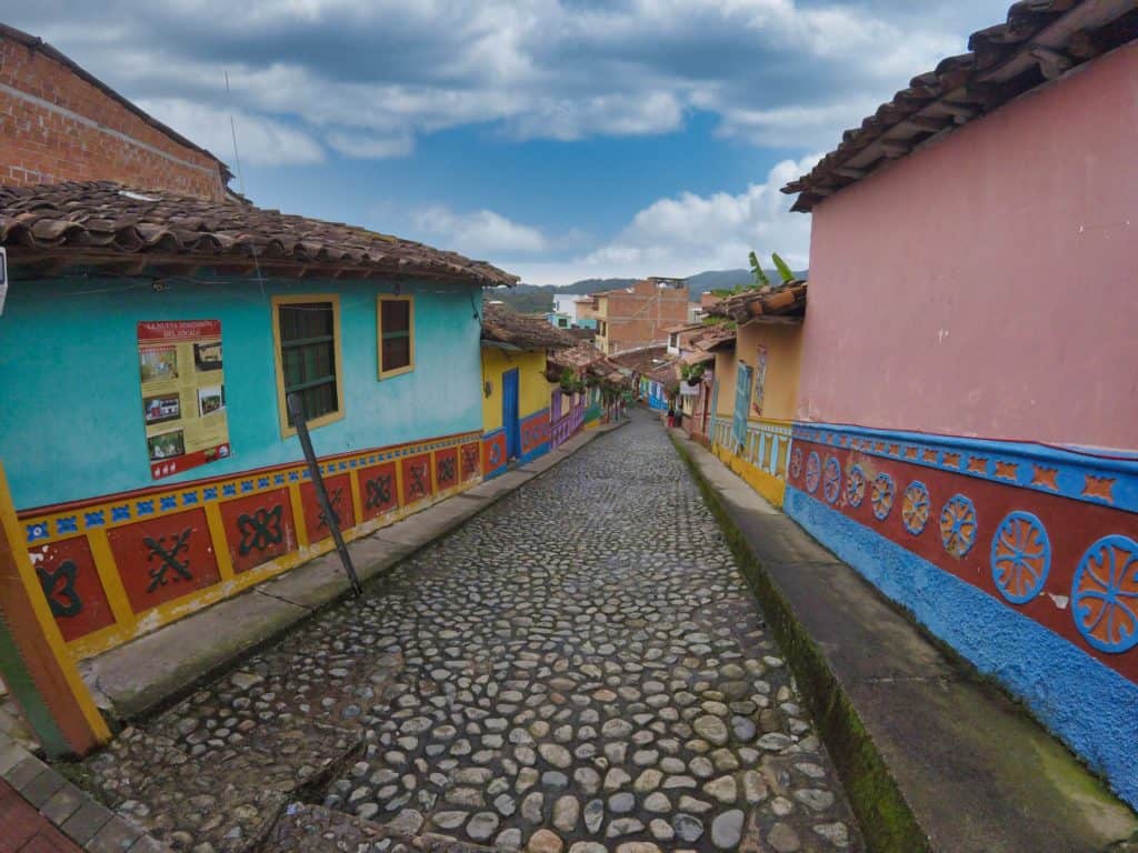 Als schönste Straße ihn Guatape gilt die Calle del Recuerdo in Guatapé.