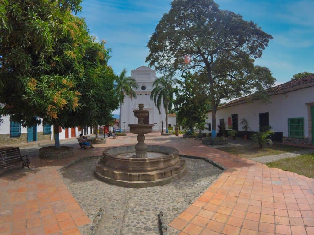 Platz mit Kirche in Santa Fe de Antioquia in Kolumbien.