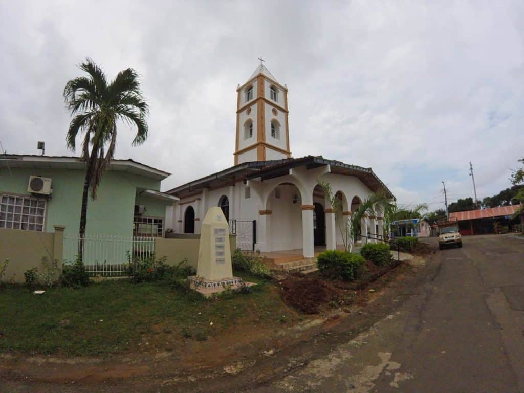 Die Kirche am Marktplatz von Pedasi in Panama.