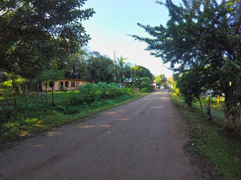 Eine Straße durch den Surfort Santa Catalina in Panama nahe der Isla Coiba