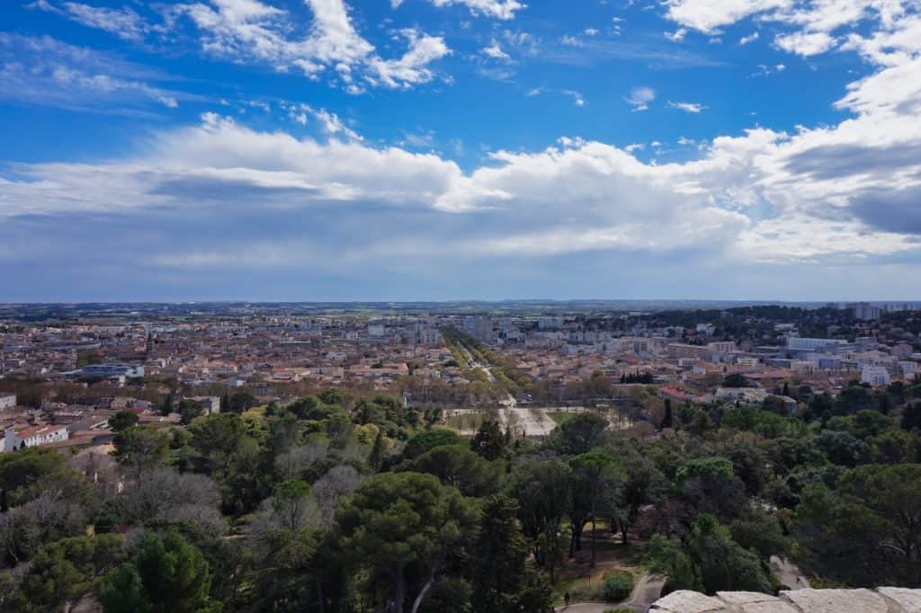 Ausblick auf die französische Stadt Nimes vom Tour Magne.