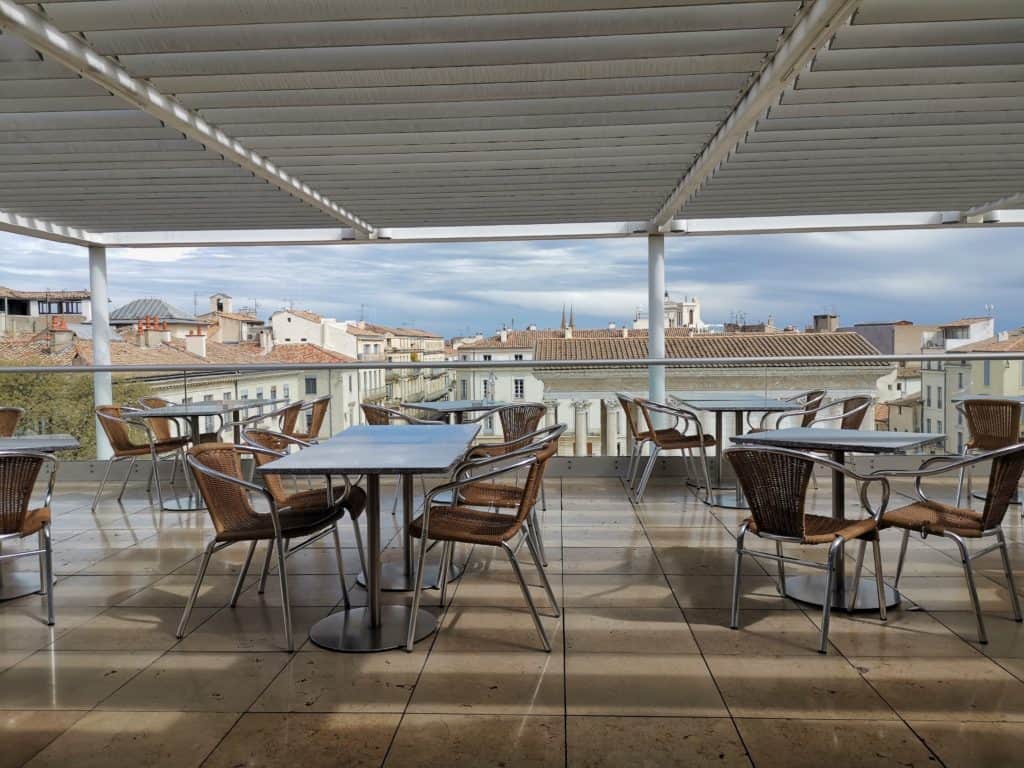 Terrasse auf dem Carré d'Art mit Ausblick auf das Maison Carrée.