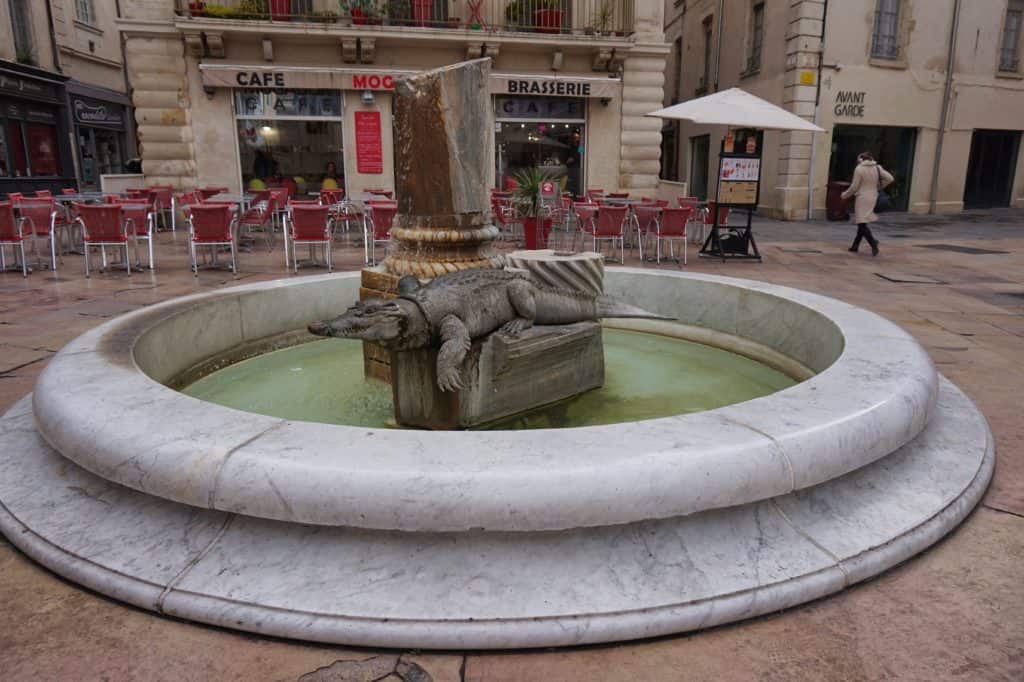 Krokodilsbrunnen am Place du Marché in der Altstadt von Nimes.