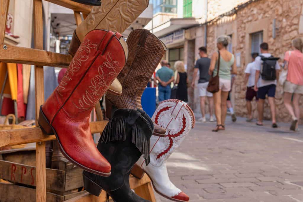 Stiefel auf dem Markt in Santanyi auf Mallorca