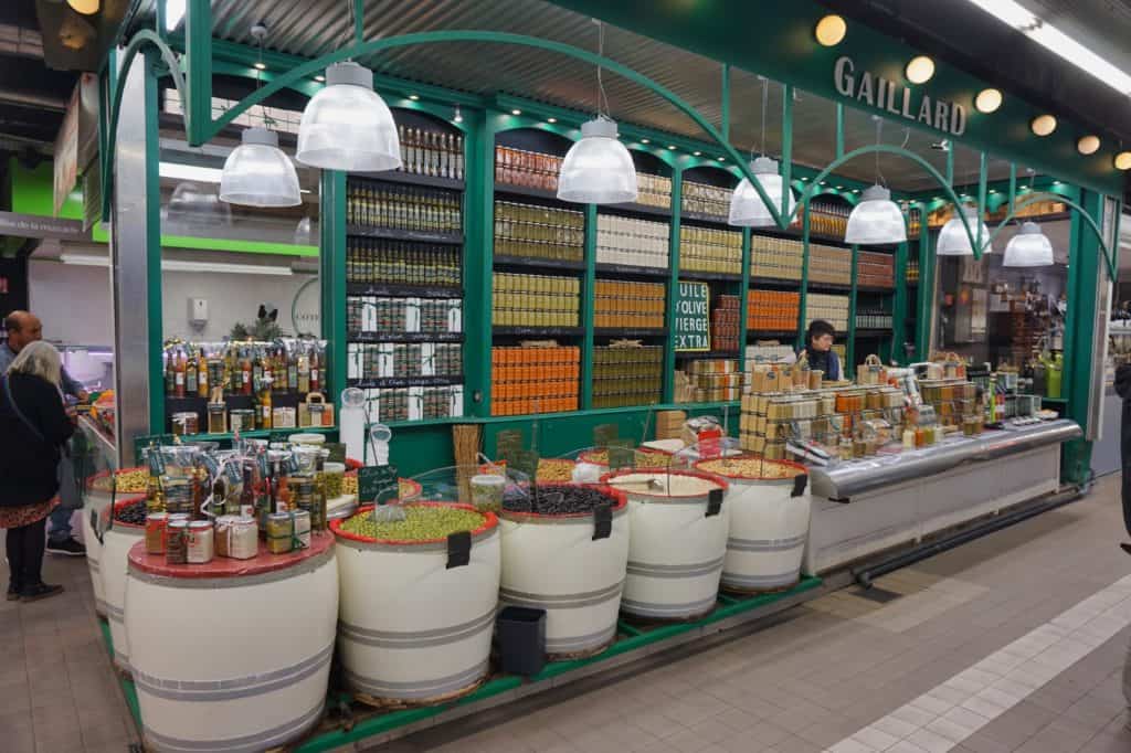 Feinkost auf dem Markt in Nimes, den Halles de Nîmes.