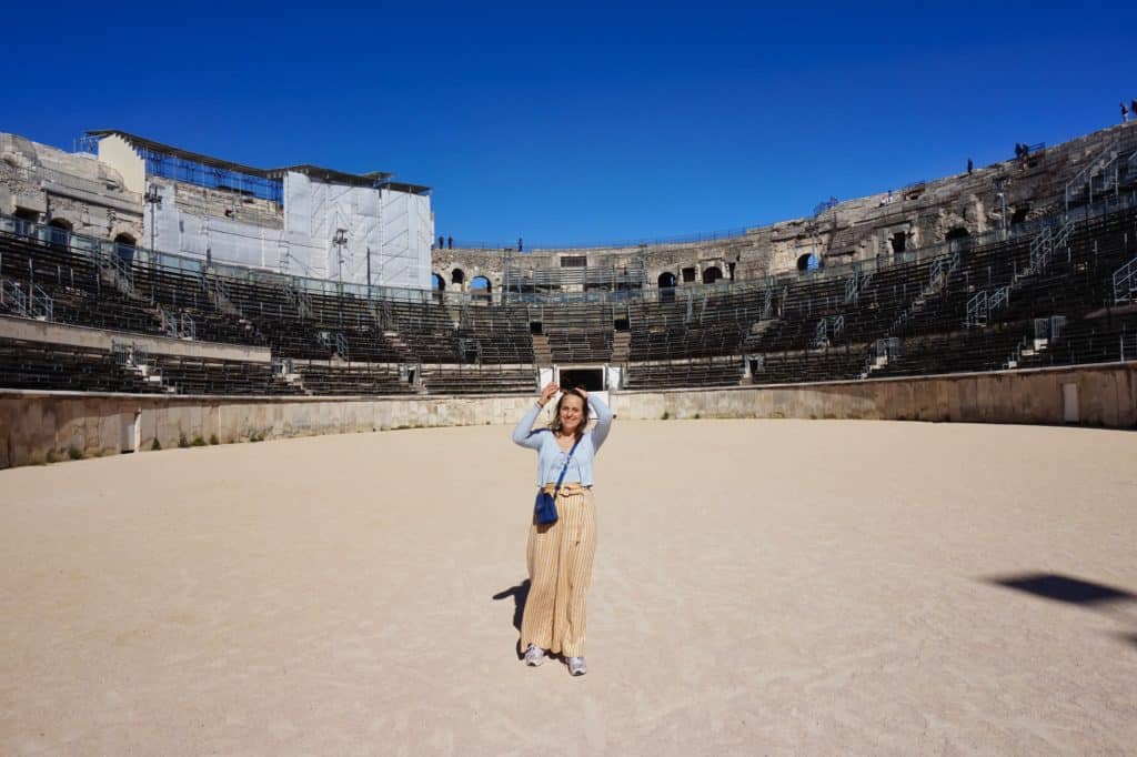 Marie in der Arena, dem Kolosseum, von Nimes.