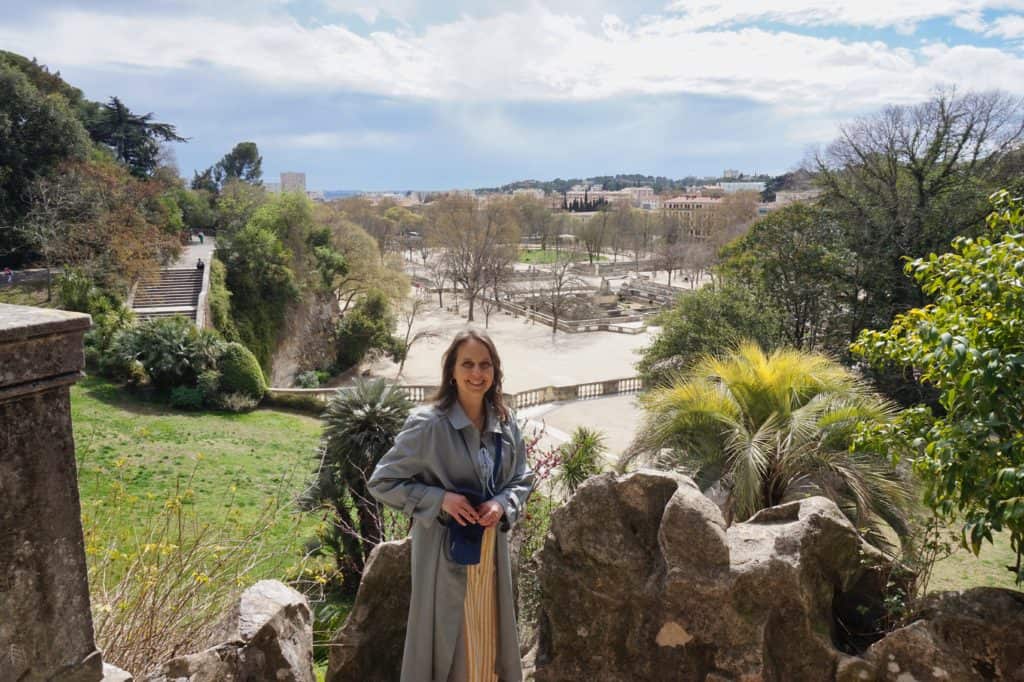 Marie steht an einem Aussichtspunkt am Park Jardine de la Fontaine in Nimes, Frankreich.