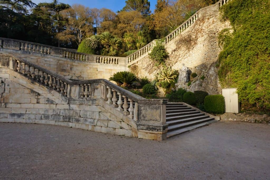 Treppe mit Pflanzen in dem Garten Jardine de la Fontaine.