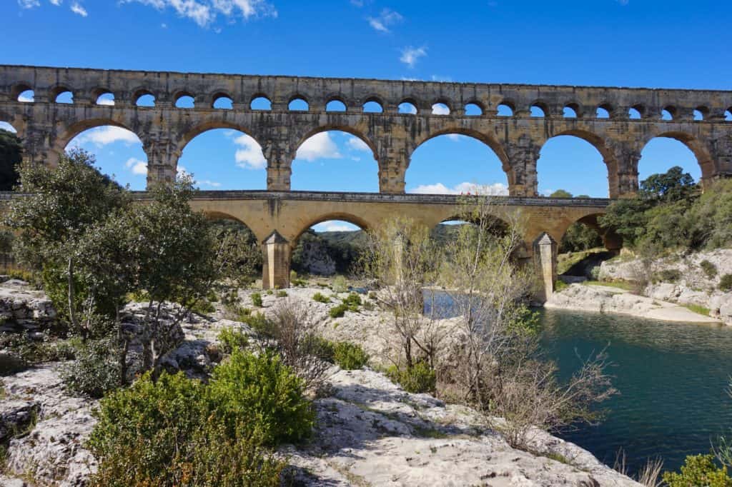 Brücke als Teil eines römischen Aquädukt ist der Pont du Gard, einem Ausfkugsziel von Nîmes.