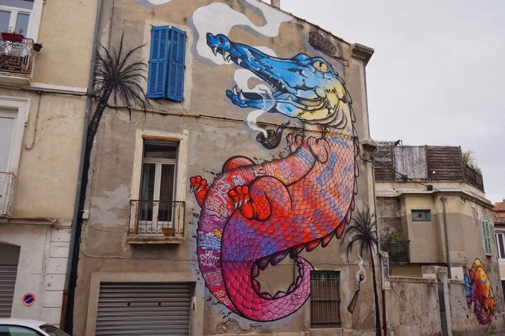 Streetart Krokodil in Nîmes, Frankreich.