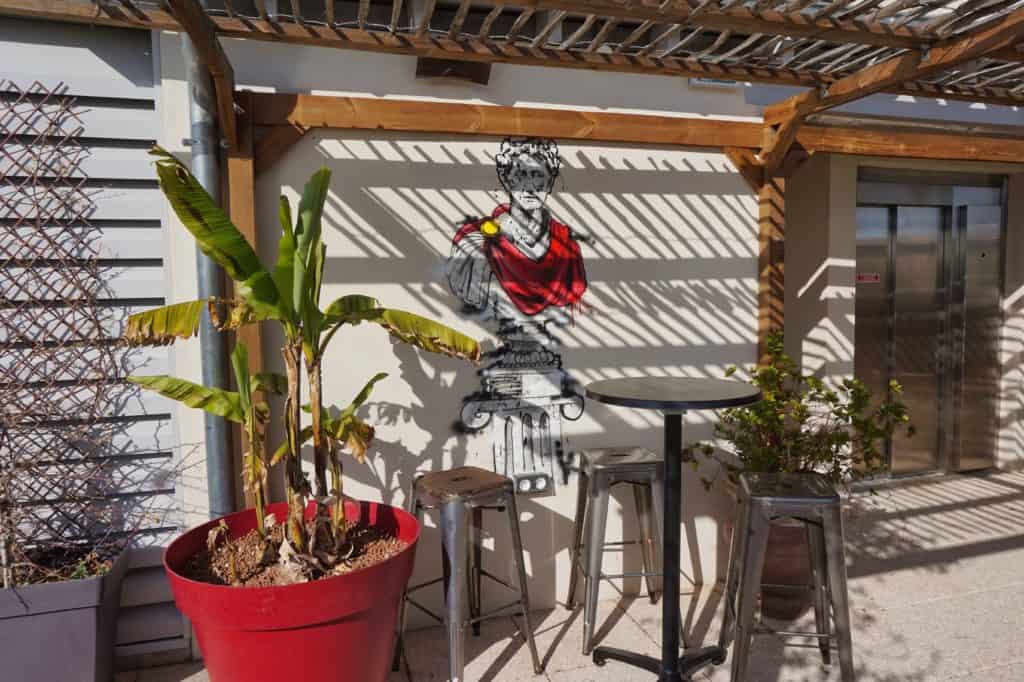 Dachterrasse des Hotel Vertigo in Nimes in der Nähe des Bahnhofs.