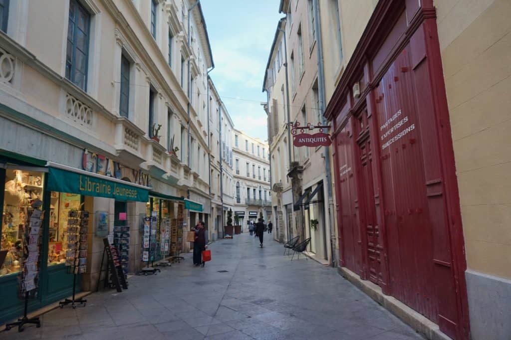 Einkuafsstraße zum Shoppen in Nimes, Frankreich.