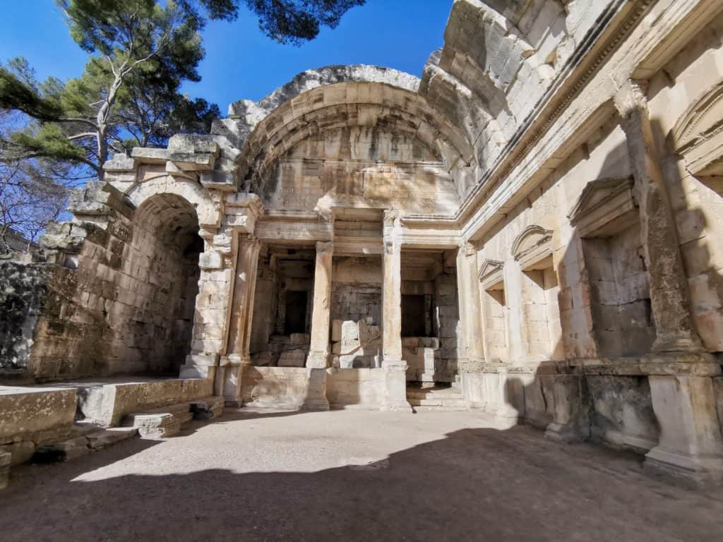 Tempel der Diana im Garten Jardine de la Fontaine in Nimes in Südfrankreich.