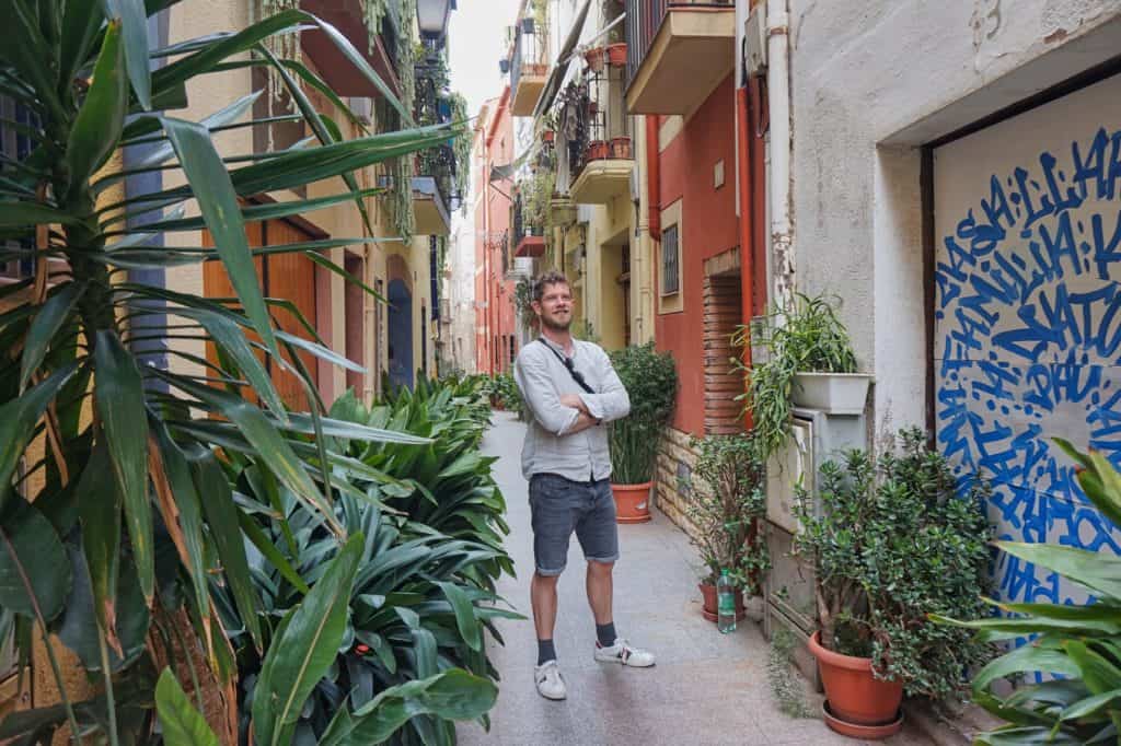 Chris in der Straße Carrer Lloveras in der Altstadt von Cambrils.