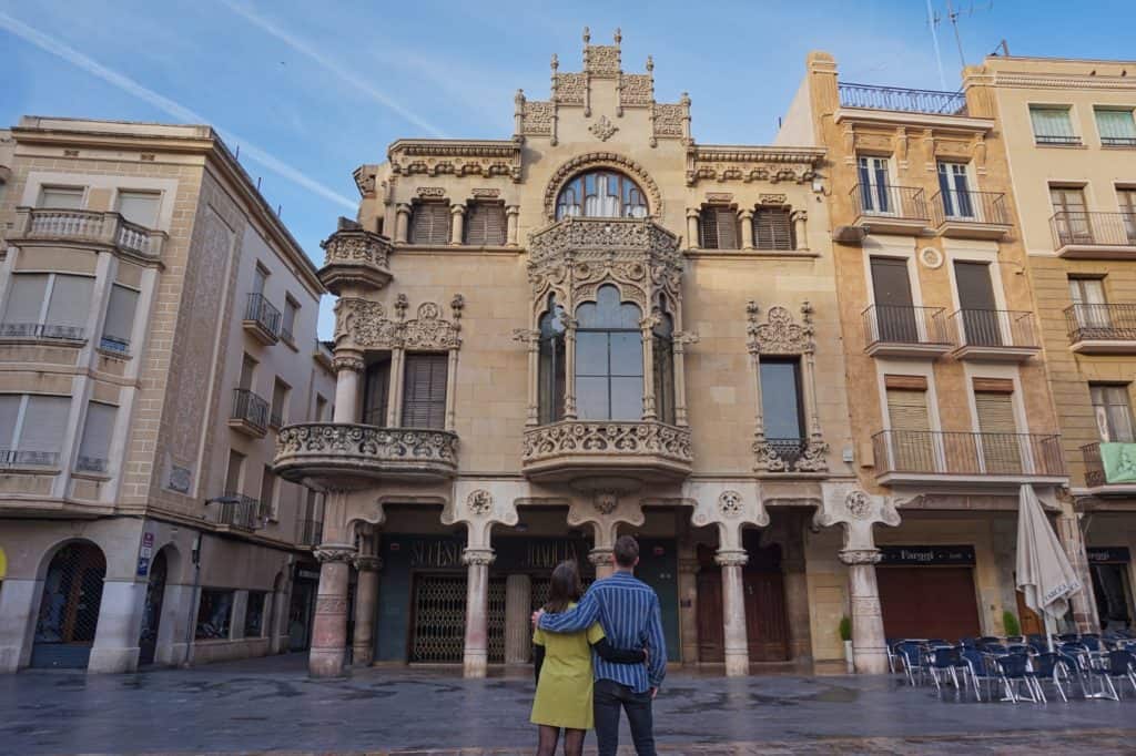 Marie und Chris stehen vor der Casa Navas in Reus in Spanien.