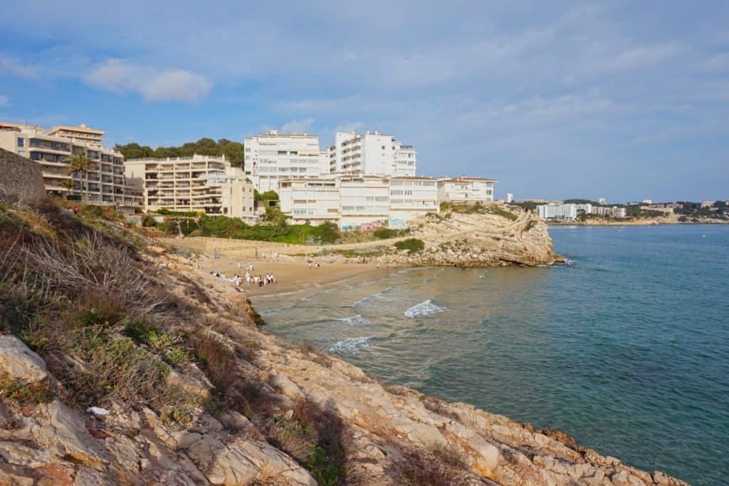 Die Bucht von Llenguadets ist ein herrlicher Ort zum Schwimmen in Salou