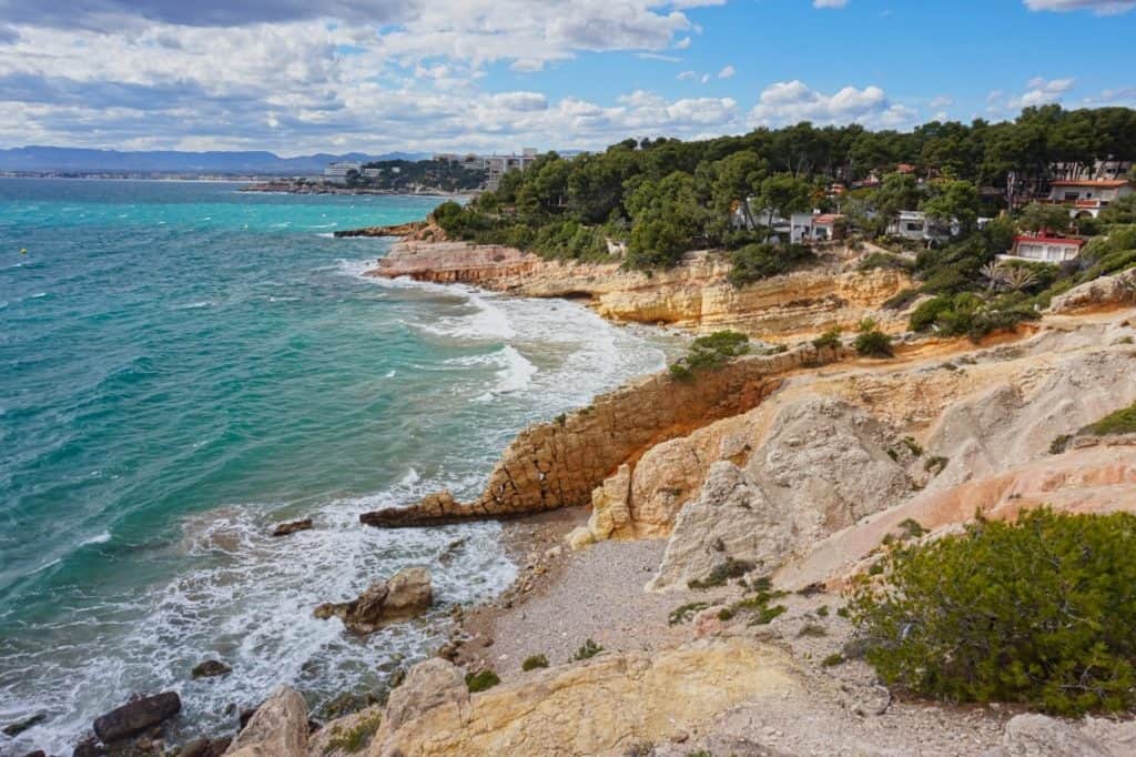 Blick auf den Strand Penya Tallada in Salou mit den markanten Felsformationen, die an die Algarve in Portugal erinnern