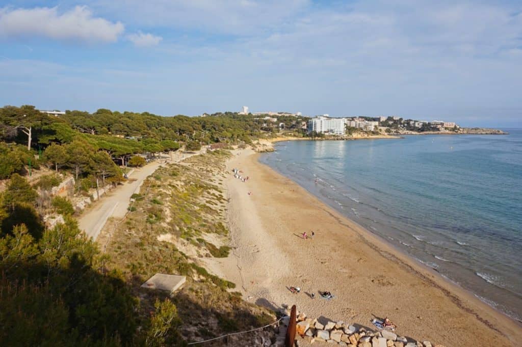 Der Platja Llarga ist ein naturbelassener Strand in Salou