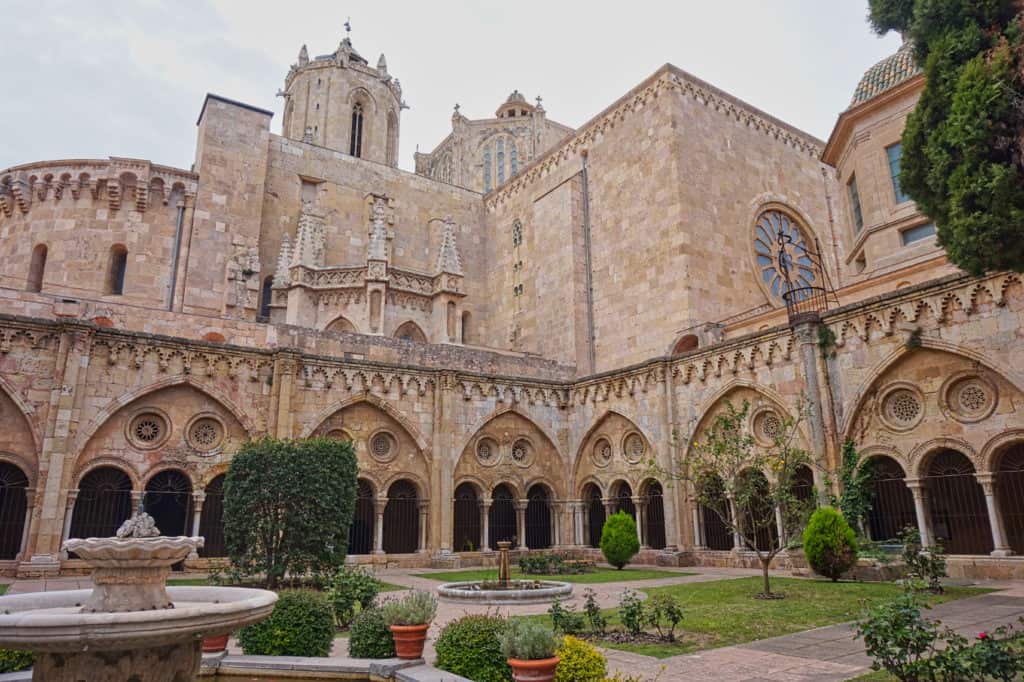 Der schöne Garten mit Kreuzgang in der Kathedrale von Tarragona in Spanien