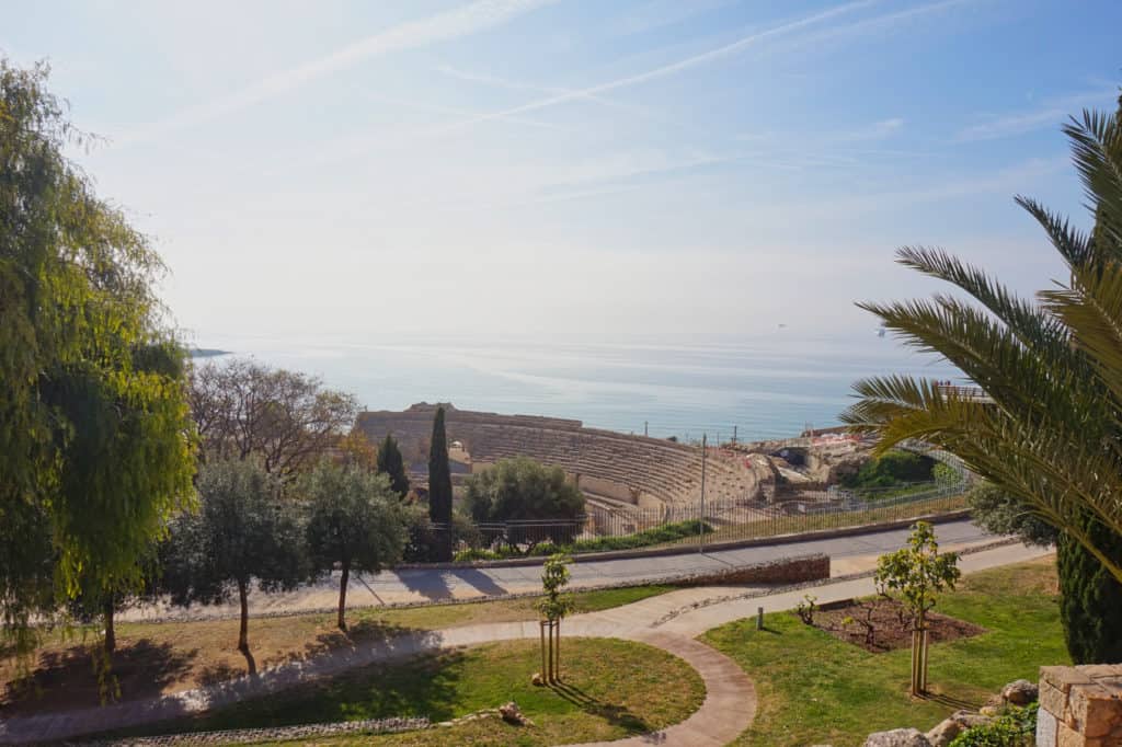 Blick auf das Amphitheater in Tarragona und im Hintergrund ist das Mittelmeer zu sehen