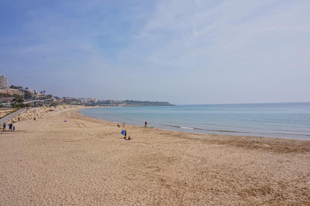 Der wunderschöne und lange Sandstrand in Tarragona