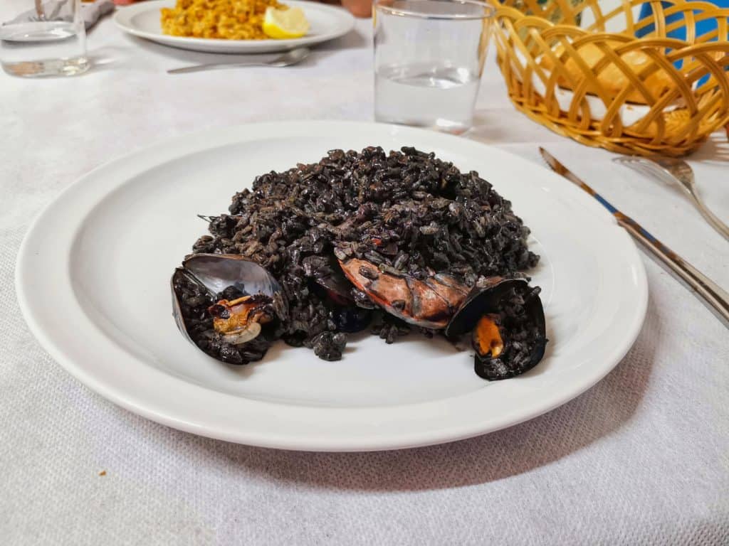 Arròs negre, schwarzer Reis, ist ein typisches Gericht aus Katalonien.