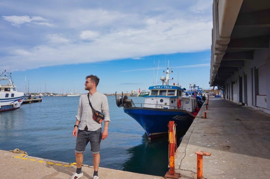 Chris steht in Cambrils an der Hafenpromenade.