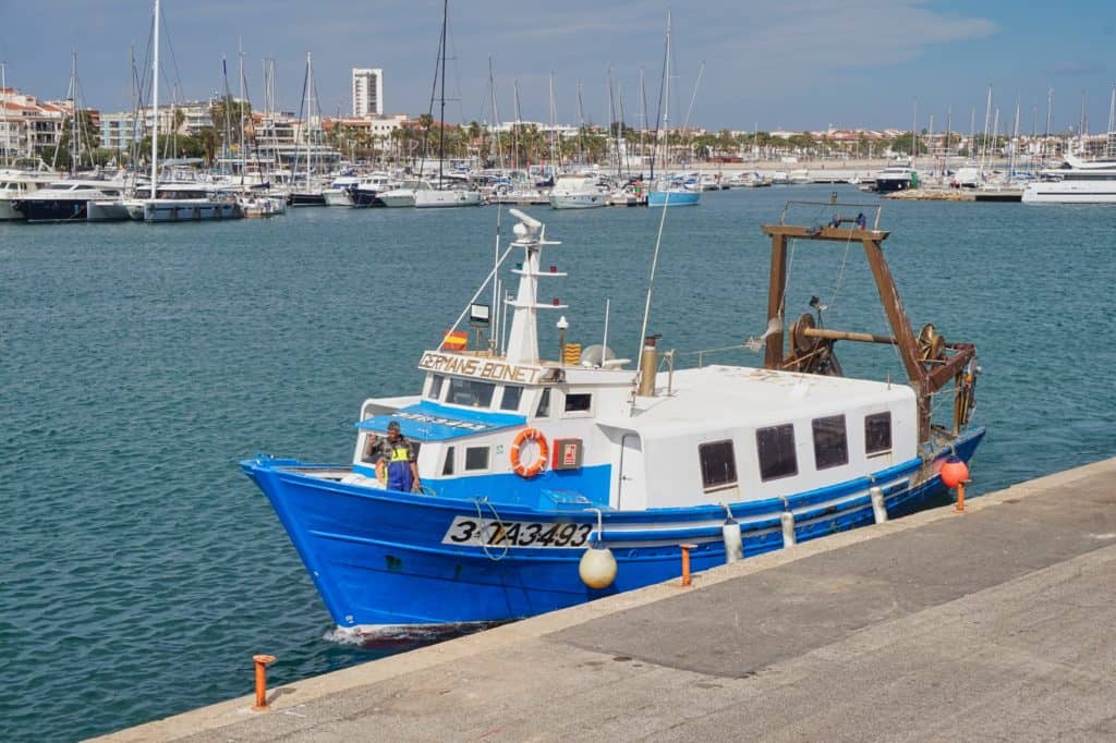 Fischer kehren in den Hafen von Cambrils an der Costa Dorada zurück.
