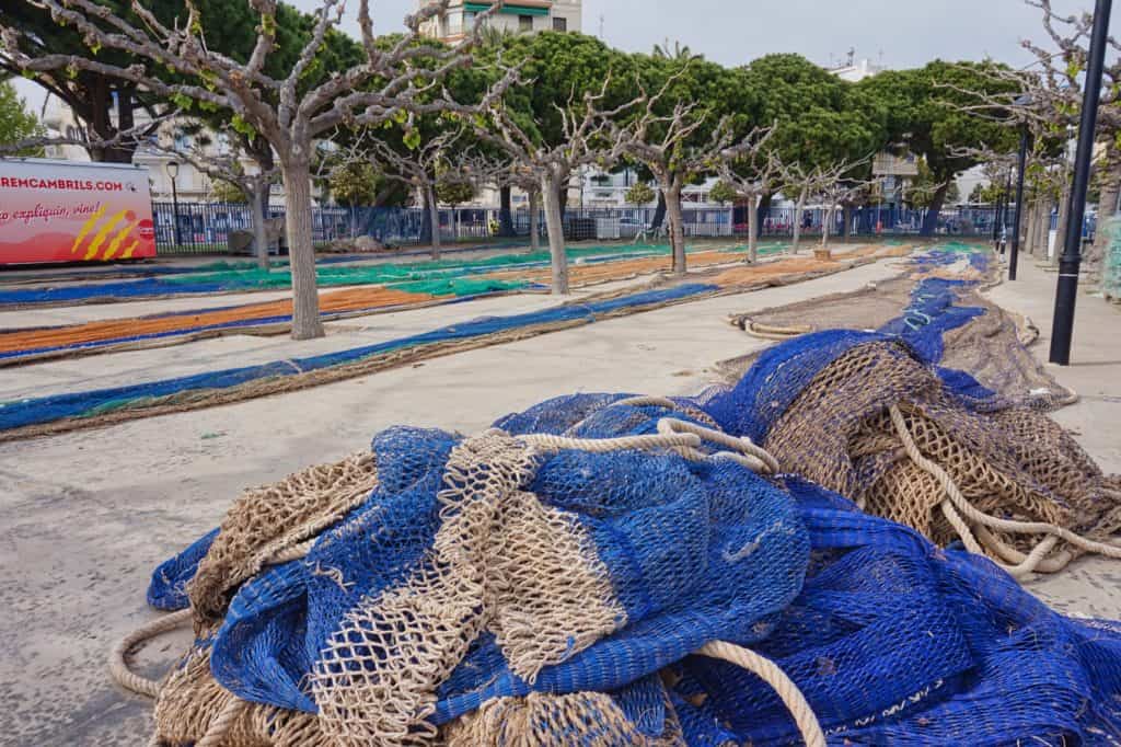 Fischernetze am Hafen in Cambrils in Spanien.