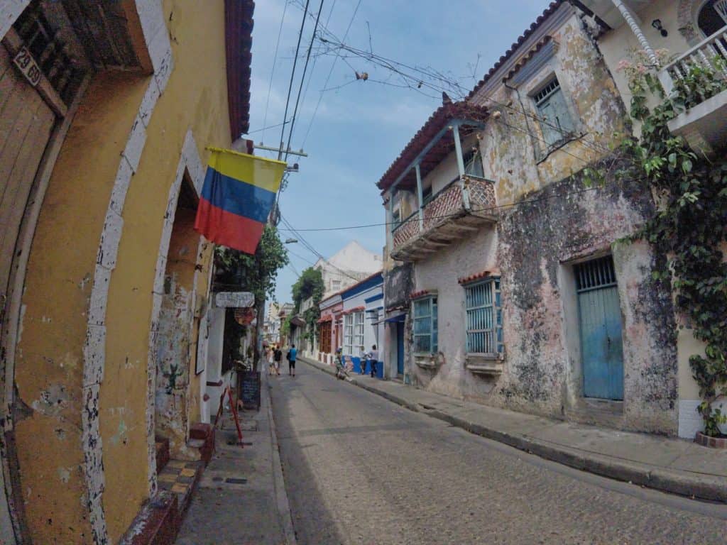 Heruntergekommene Häuser in den Straßen von Getsemani in Cartagena de Indias in Kolumbien