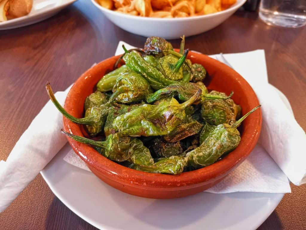 Typische Spezialität der katalanischen Küche sind gegrillte Paprika.