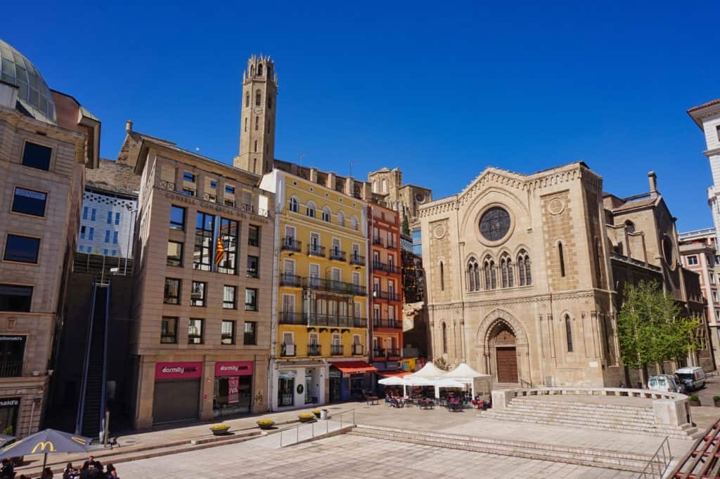 Schöner Platz in Lleida, der Placa de Sant Joan in Katalonien.