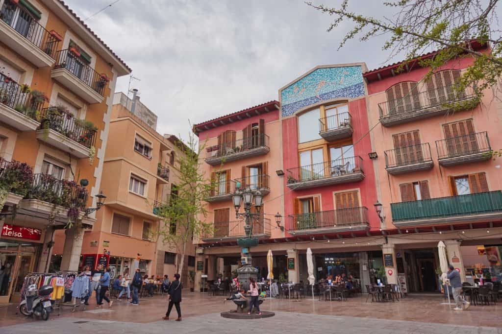 Der Plaza de España ist einer der schönsten Plätze in Cambrils, Spanien.