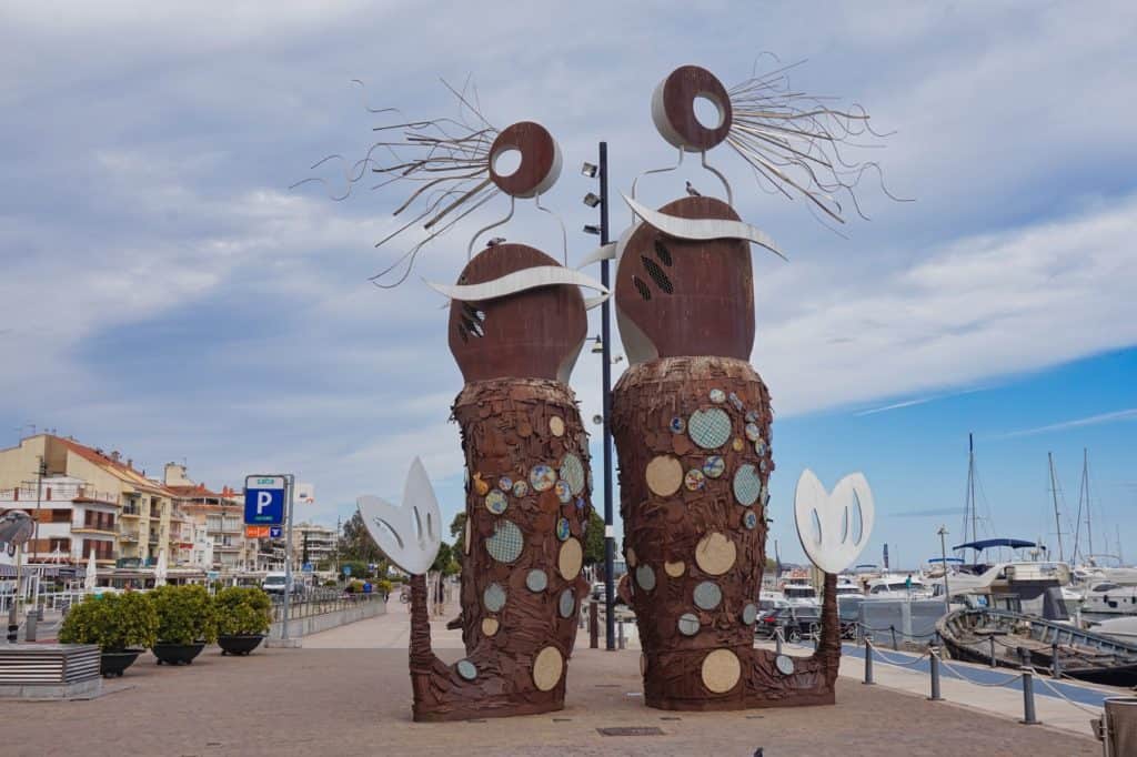 Sirenen Statue an der Strandpromenade in Cambrils, Spanien.