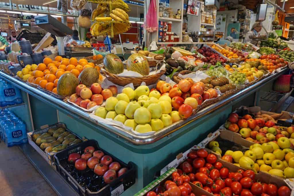 Frisches Obst und Gemüse auf einem Markt in Katalonien.