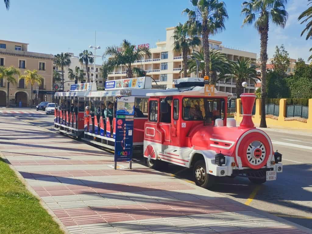 Der Bummelzug fährt durch Salou in Spanien