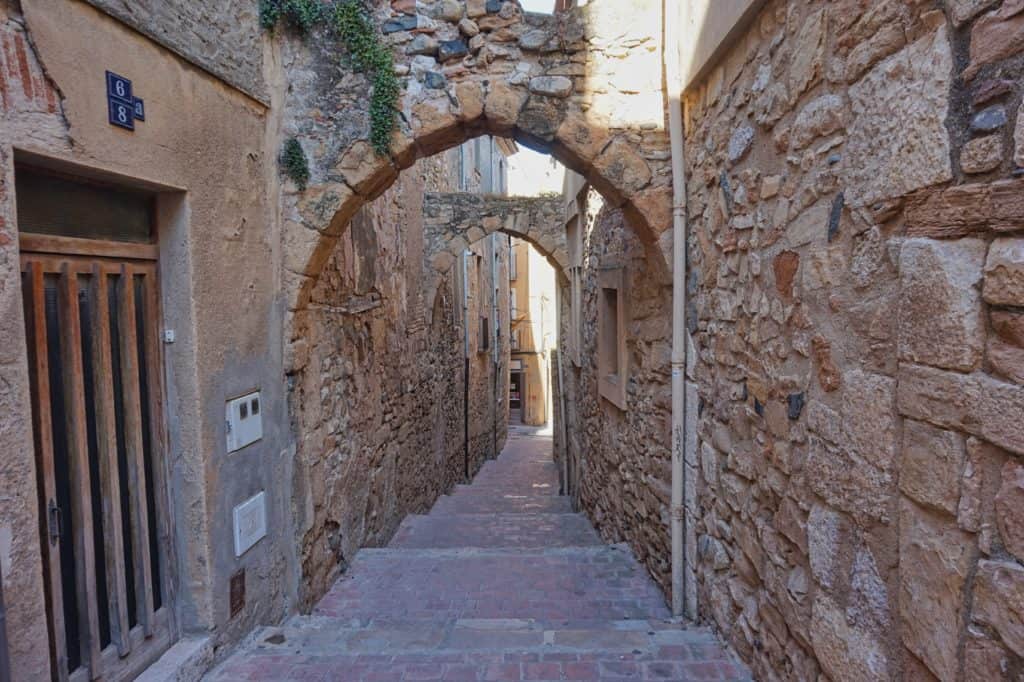 Schöne Gasse in der mittelalterlichen Stadt Montblanc in Spanien.