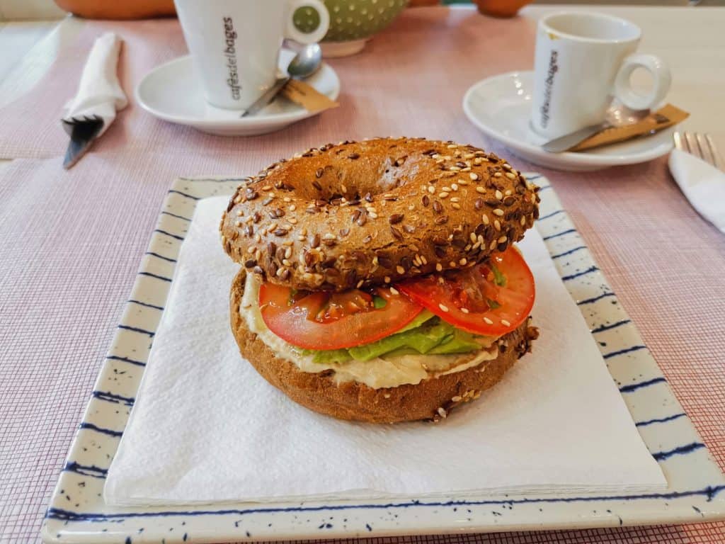 Veggie Bagel vom Café Komtenecia in Sitges ist unser Frühstückstipp.