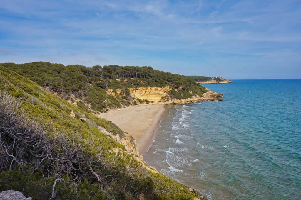 Einsame Bucht mit Sandstrand an der Costa Dorada mit dem Namen Cala Fonda.