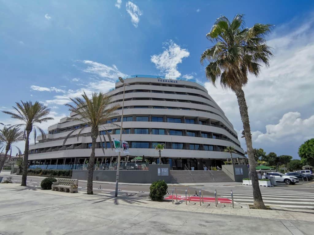 Hoteltipp am Strand von Sitges ist das Hotel ME Terramar Sitges.