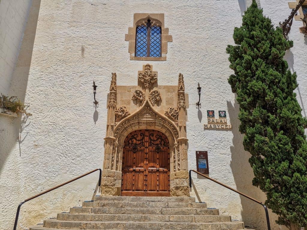 Schöne Eingangstür zum Palau Maricel in Sitges.