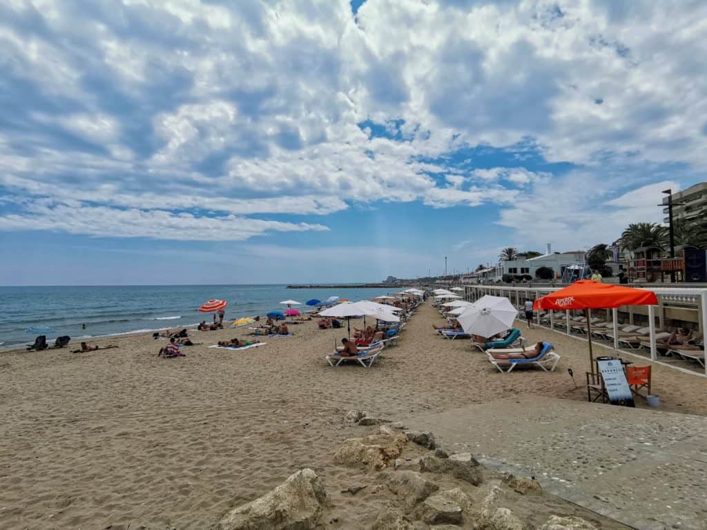 Schöner Strand in Sitges ist der Platja de la Ribera.