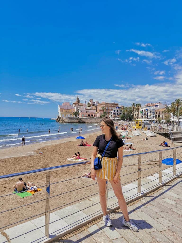 Der Playa de Sant Sebastia ist unser liebster Strand in Sitges in Spanien.