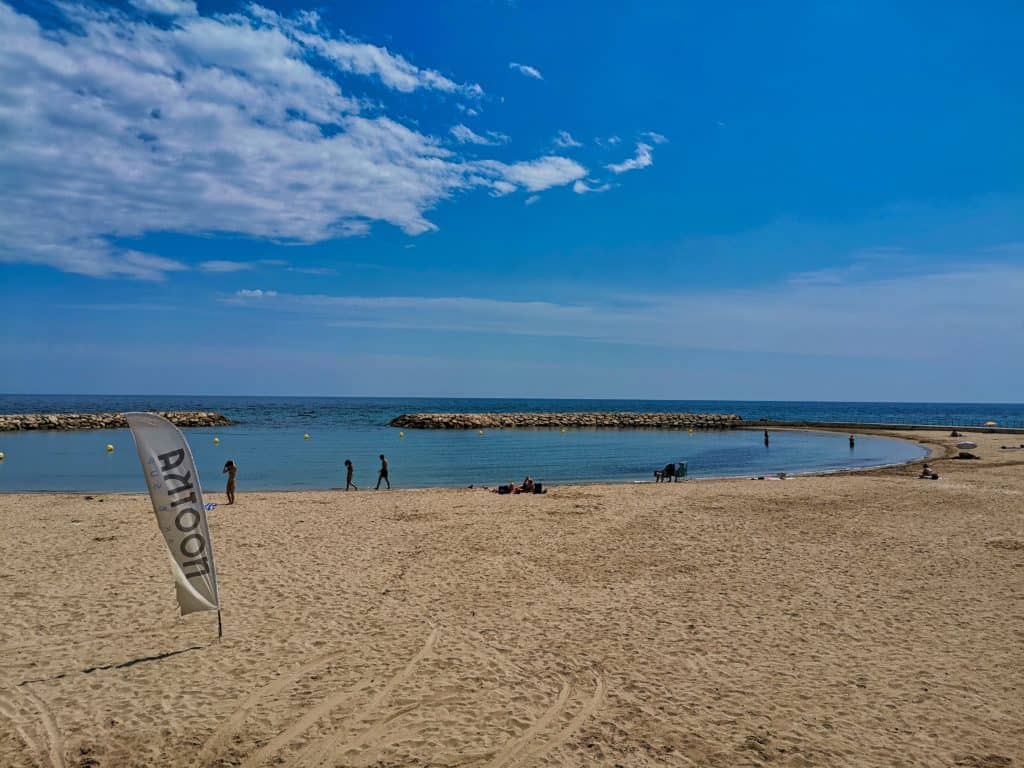 Schöner Strand Platja de Terramar an der Costa de Garraf in Katalonien.