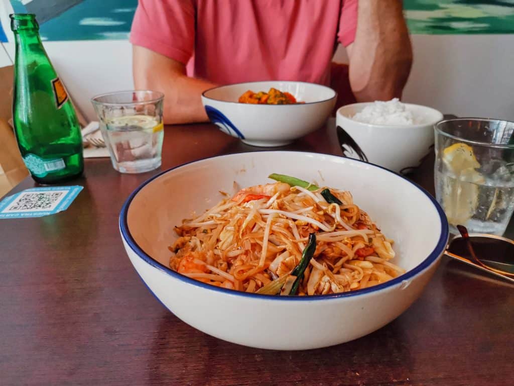 Thailändisches Gerich Pad Thai im Restaurant Petit Bangkok in Sitges.