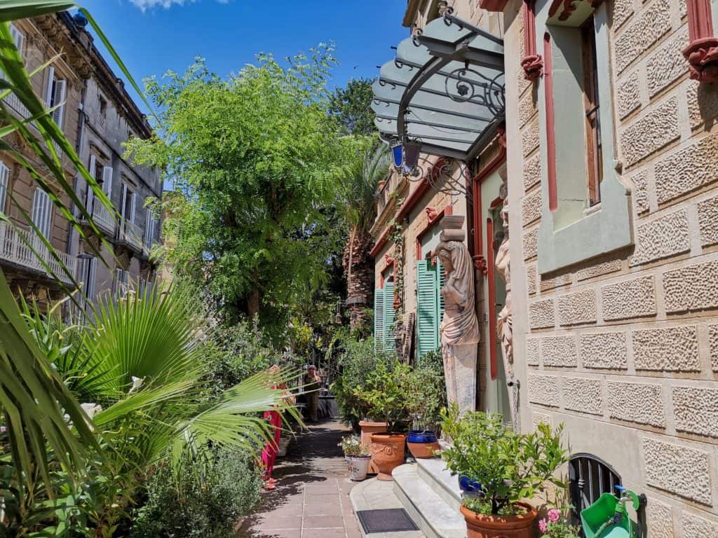 Romantischer Garten im Restaurant Els Jardins de Beyrouth ist unser Tipp für Essen gehen in Sitges.