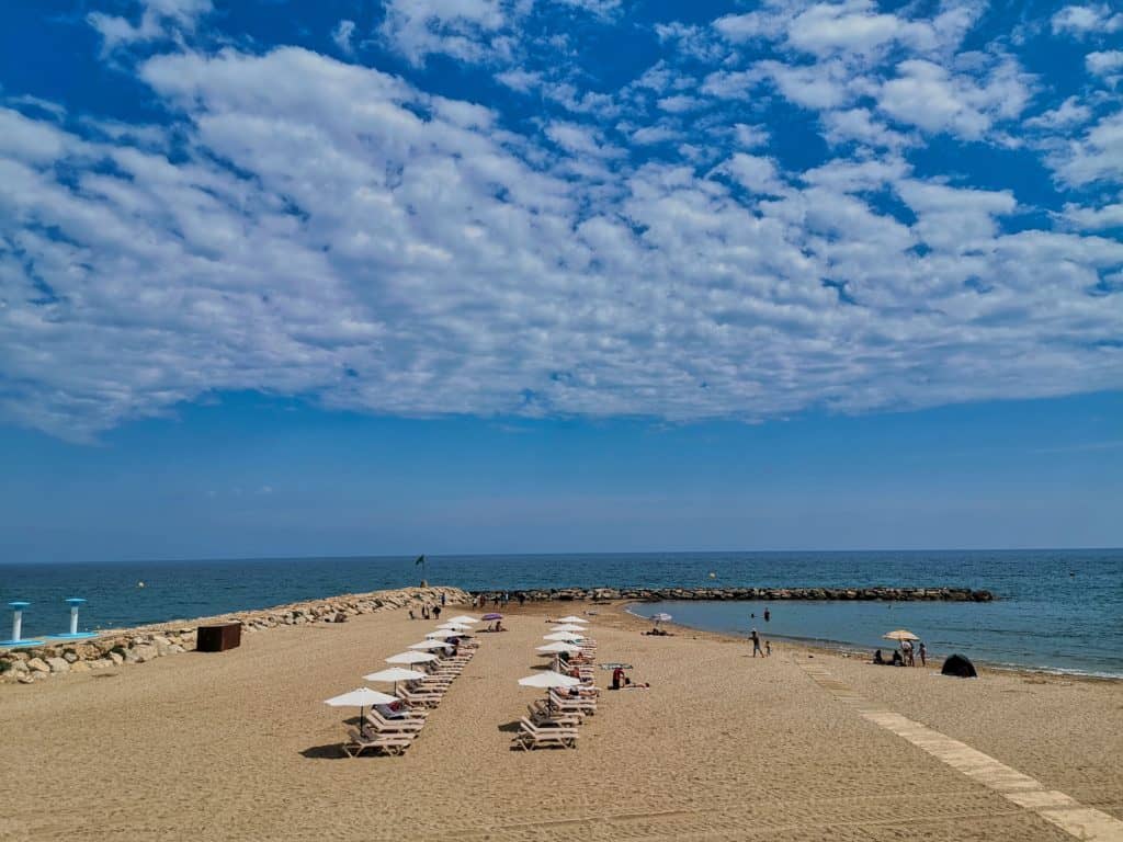 Der Sandstrand Platja de la Barra in Sitges in Katalonien ist einer der schönsten Strände der Costa Garraf.