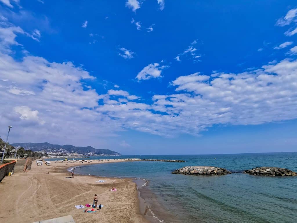 Eine schöne Bucht in Sitges ist der Strand Platja de la Barra.