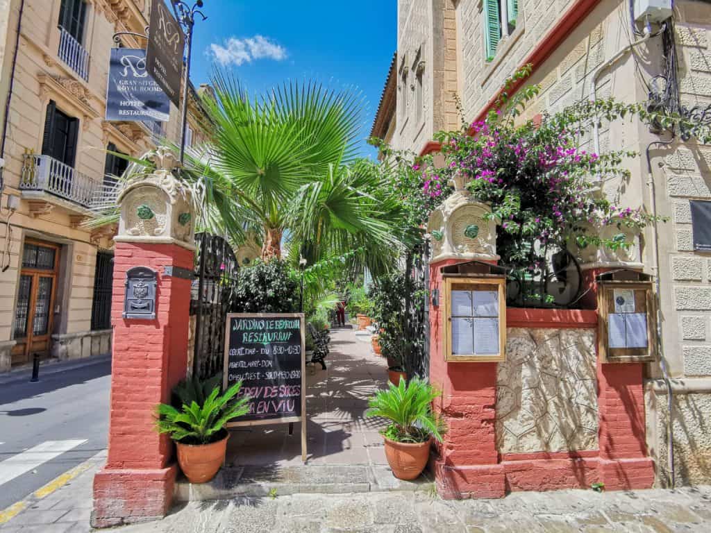 Menü im katalanischen Restaurant Els Jardins de Beyrouth in Sitges.