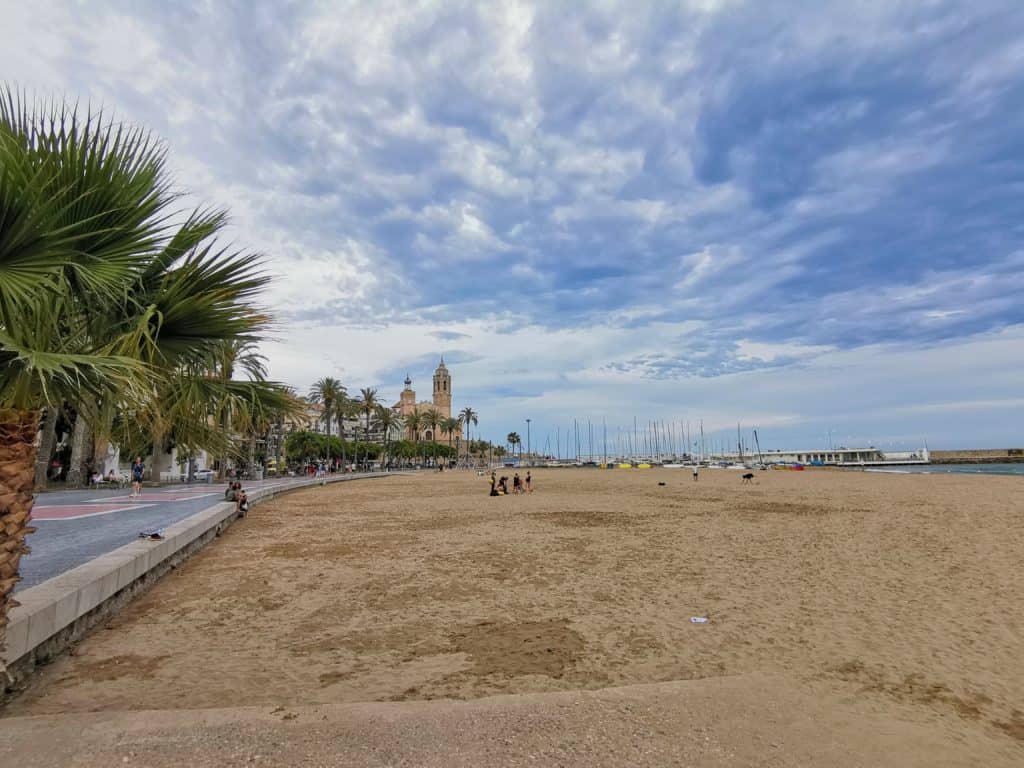 Platja de la Fragata ist ein familienfreundlicher Strand in Sitges, Katalonien.